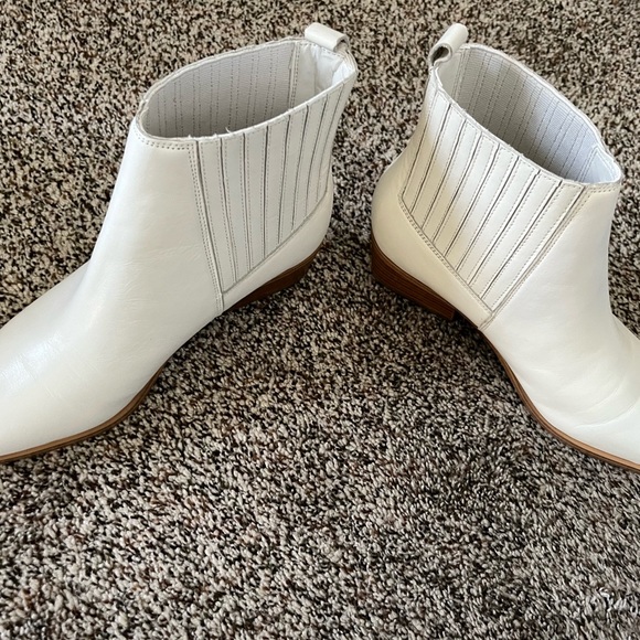 Marc Fisher booties size 8 off white brand new - Picture 2 of 5
